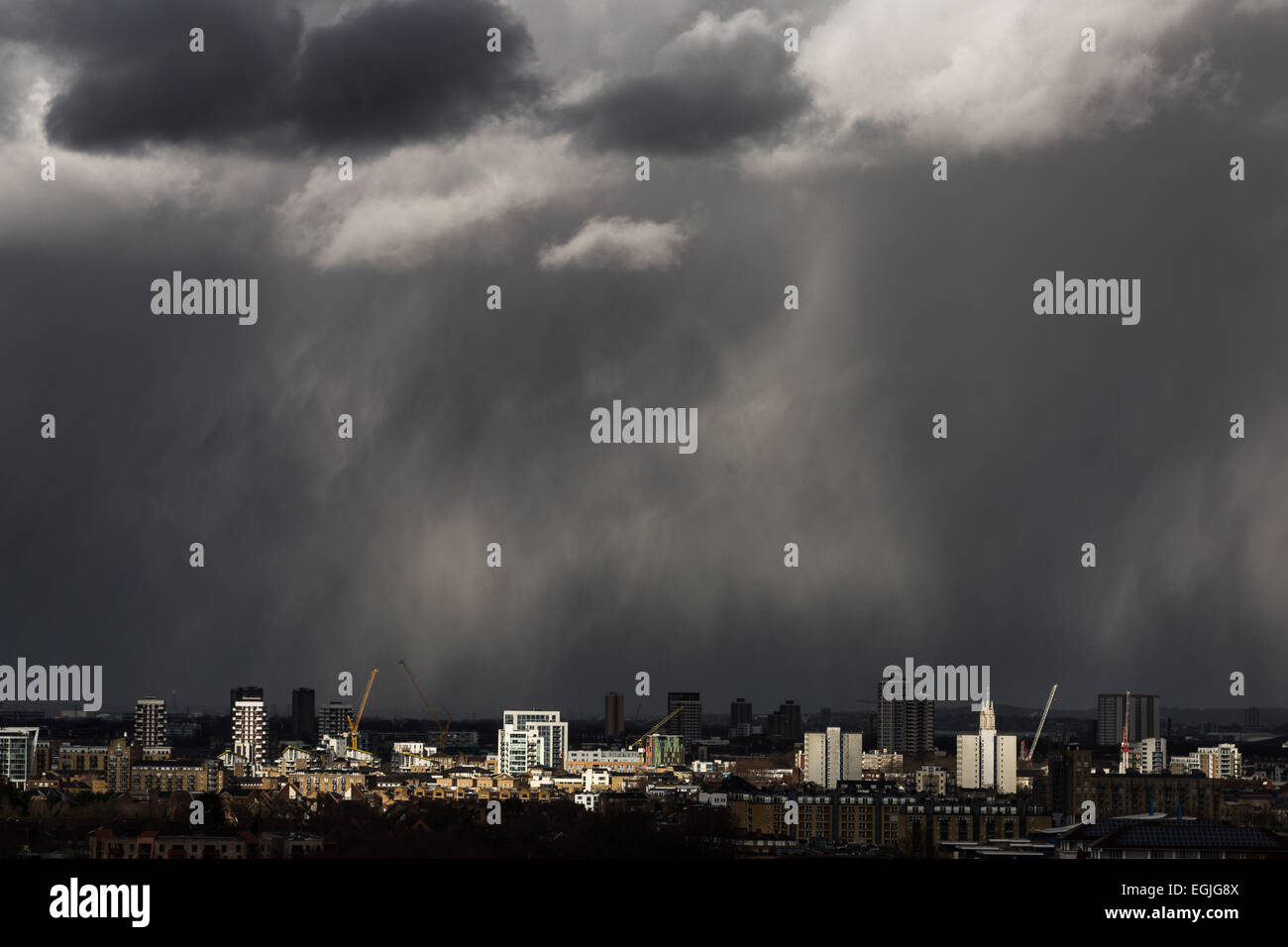 Dunkle Gewitterwolken, bewegt sich Starkregen mit Sonne Pause über Zentral-London Stockfoto