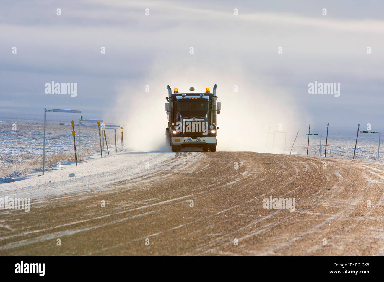 Transport LKW auf dem Dalton Highway (Nordhang Haul Road) in Richtung Prudhoe Bay, Alaska, USA im Oktober Stockfoto