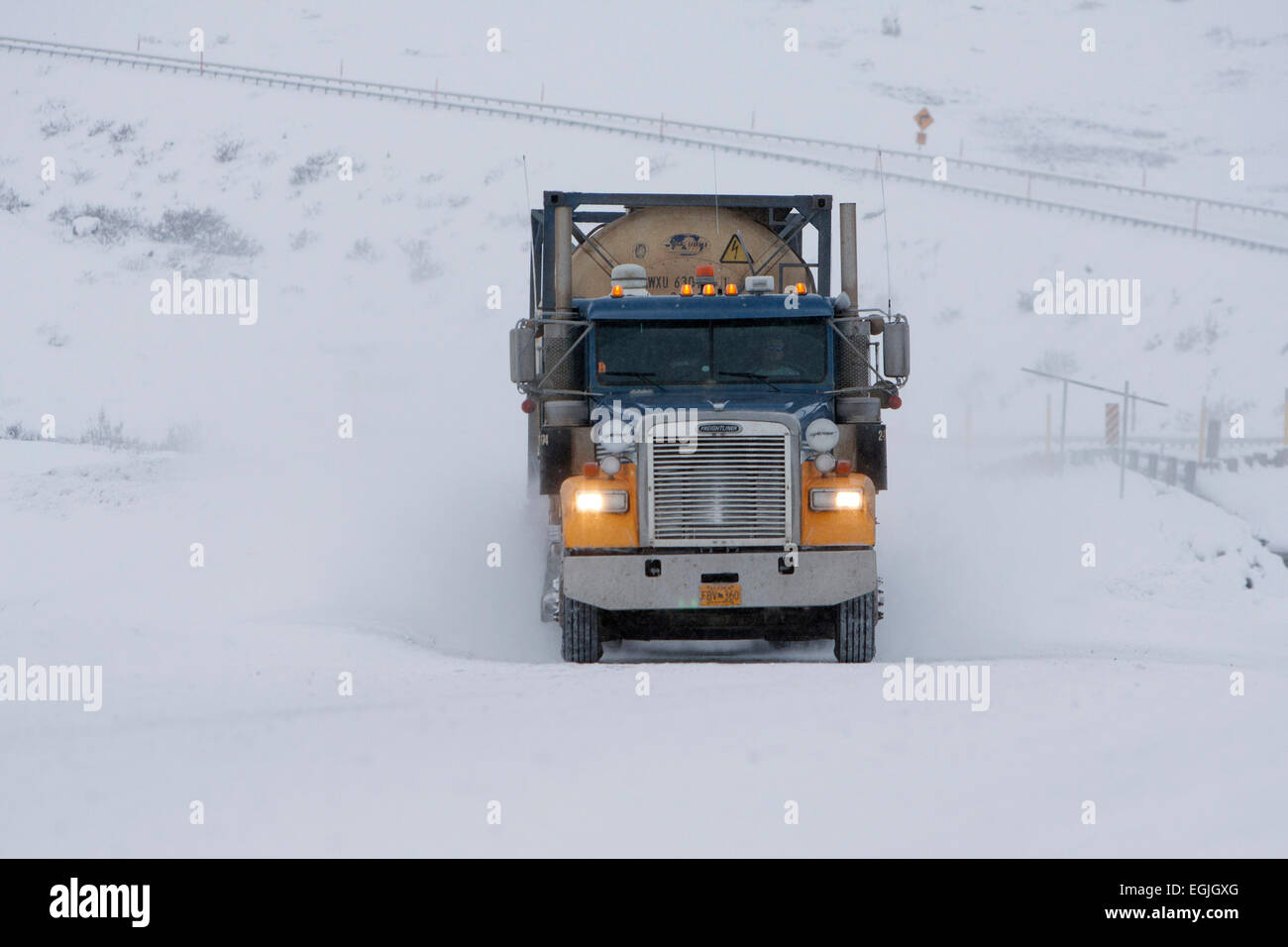 Transport LKW auf dem Dalton Highway (Nordhang Haul Road) in Richtung Prudhoe Bay, Alaska, USA im Oktober Stockfoto