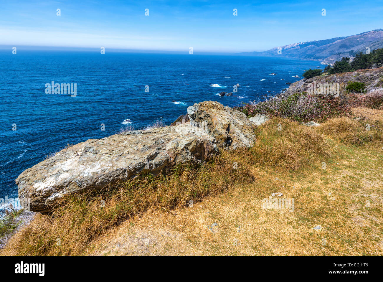 Blick auf den Ozean von hoch oben der Big Sur Küste. Big Sur, Kalifornien, USA. Stockfoto