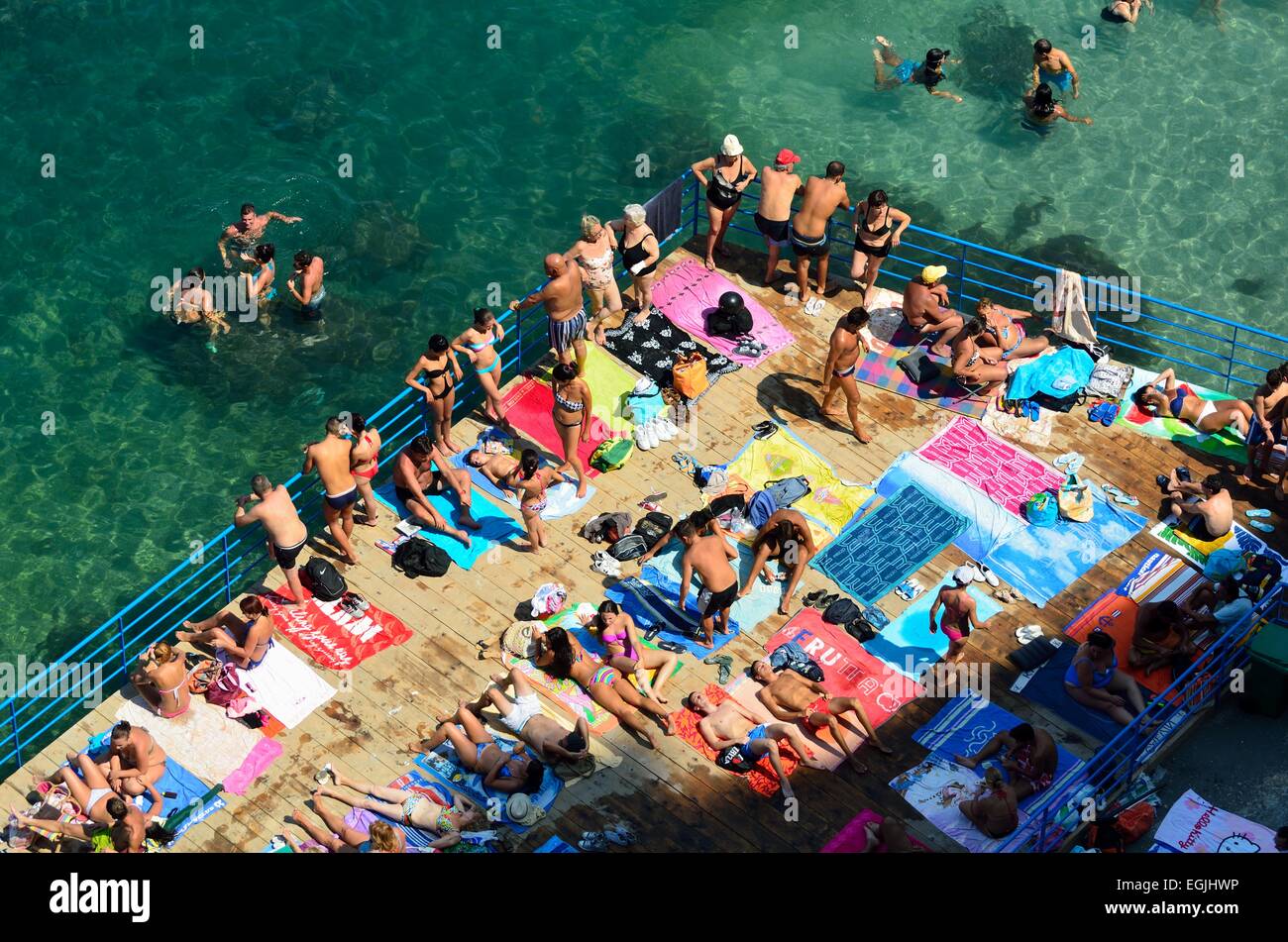 Sorrent Italien Sonnenanbeter am Strand Stockfoto