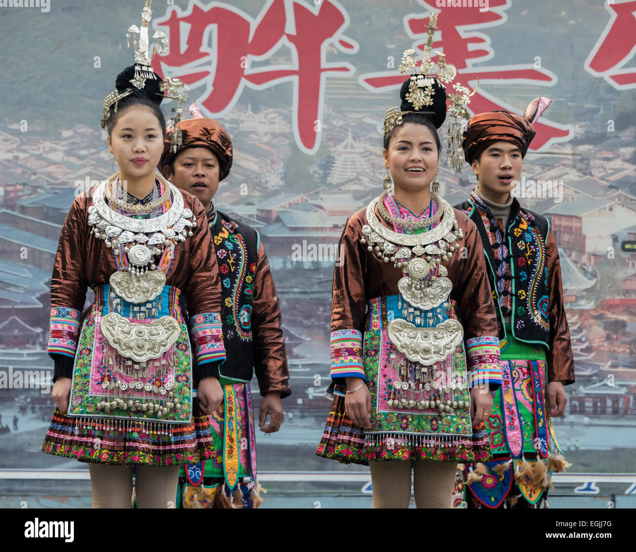 Dong ethnische Kleidung, Zhaoxing Dong Dorf, Provinz Guizhou, China Stockfoto
