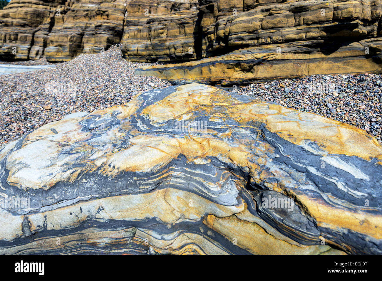 Bunte Felsformationen bei Weston Beach. Point Lobos State Reserve, Monterey County, Kalifornien, USA. Stockfoto