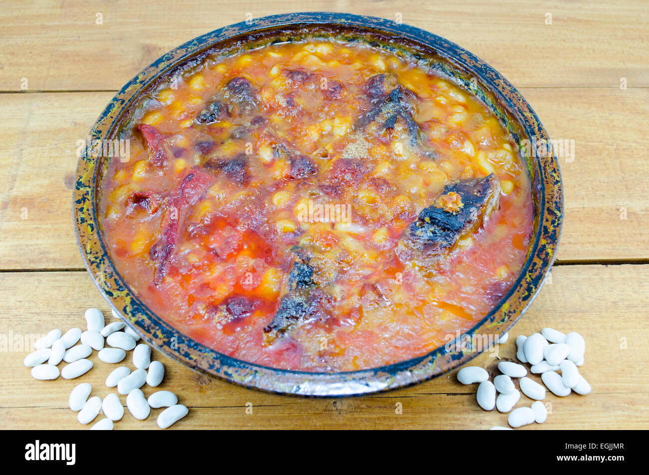 Köstliche Bohnen gekocht in einem Tontopf mit Paprika und Fleisch Stockfoto