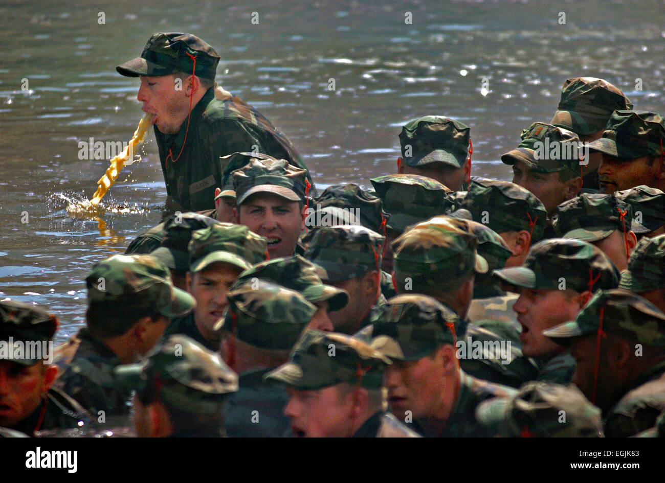 Ein US-Navy-SEAL rekrutieren erbricht in Hölle Woche 19. Mai 2004 in Coronado, CA. Siegel Training dauert sechs Monate und Hölle Woche ist fünf-und-einhälfte Tage Fortbildung mit sehr wenig Schlaf entwickelt, um Rekruten bis an die Grenzen zu schieben. Stockfoto