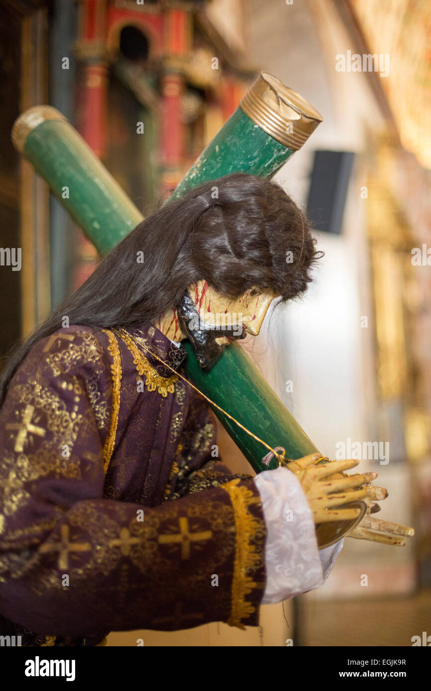 Tlacochahuaya, Oaxaca, Mexiko - eine Statue von Jesus Christus mit dem Kreuz in der Kirche San Jeronimo. Stockfoto