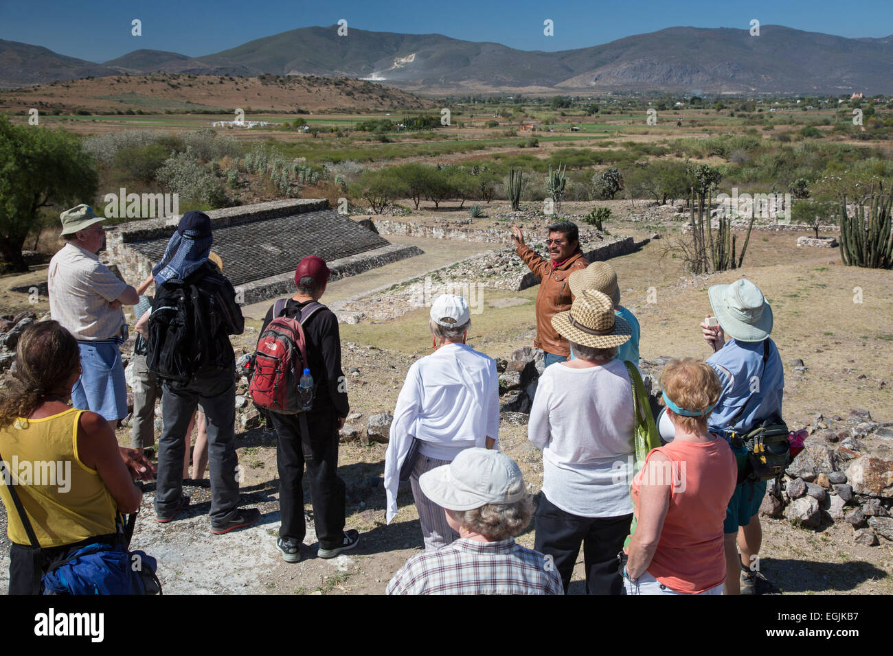 Tlacochahuaya, Oaxaca, Mexiko - erzählt eine Anleitung Besucher den Ballspielplatz in die archäologische Stätte von Dainzu. Stockfoto