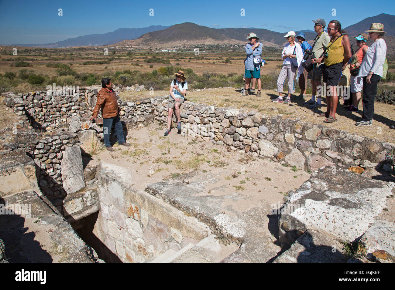 Tlacochahuaya, Oaxaca, Mexiko - erzählt eine Anleitung Besucher über die archäologische Stätte von Dainzu. Die Website ist mehr als 2000 Jahre alt Stockfoto