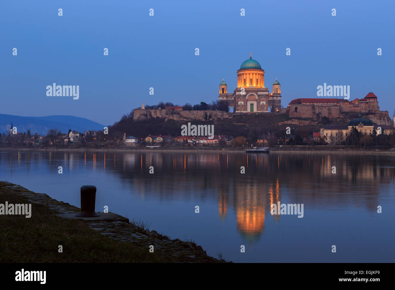 Esztergom - Stadt im Norden Ungarns, am rechten Ufer der Donau, bildet die Grenze mit der Slowakei. Ihre Katze Stockfoto