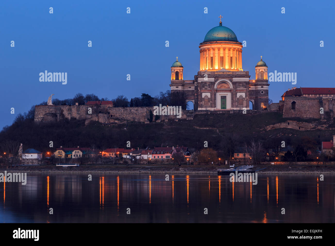 Esztergom - Stadt im Norden Ungarns, am rechten Ufer der Donau, bildet die Grenze mit der Slowakei. Ihre Katze Stockfoto