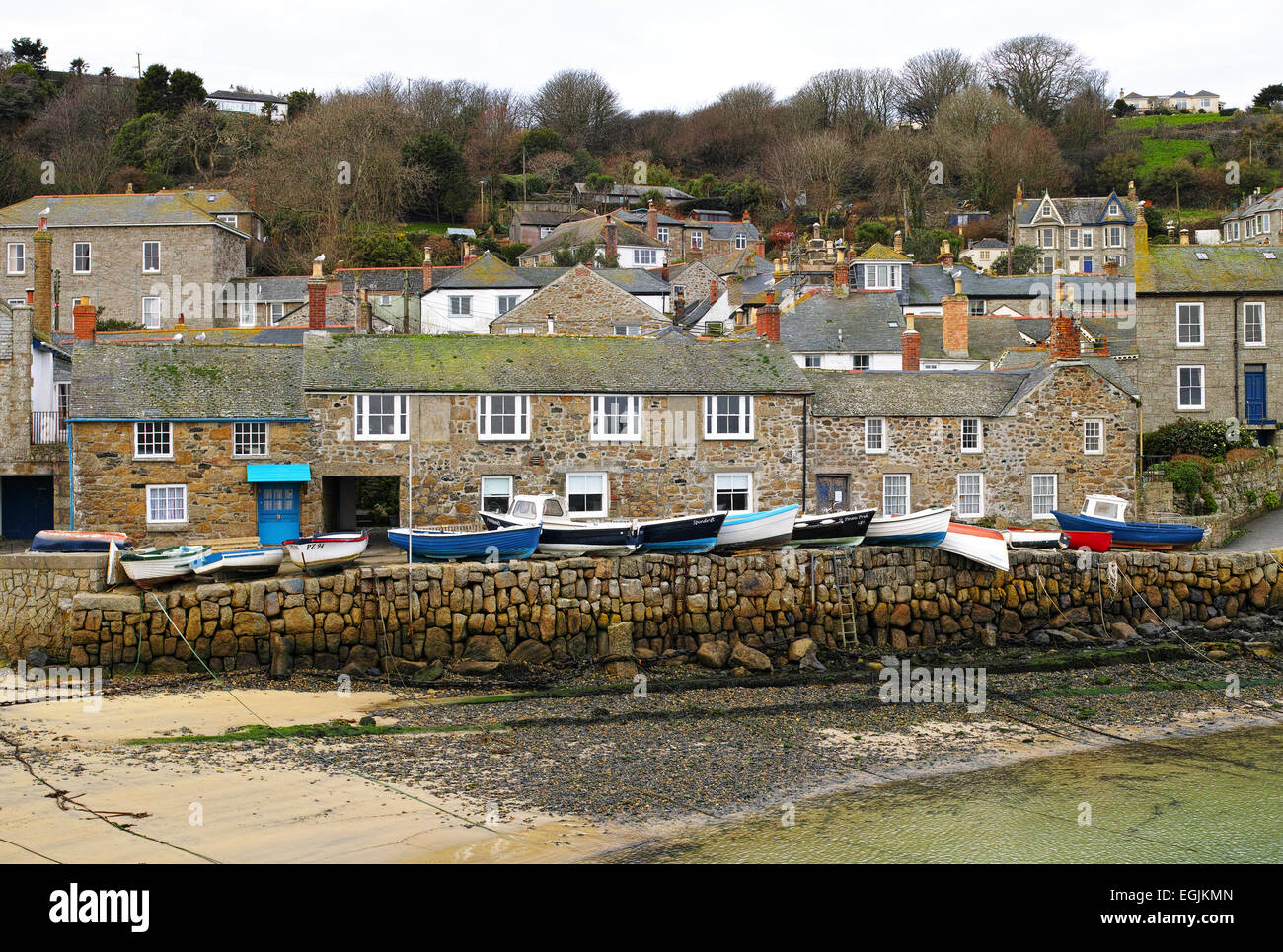 Auf dem Land mit Blick auf den Hafen von Mousehole in Cornwall, Großbritannien Stockfoto