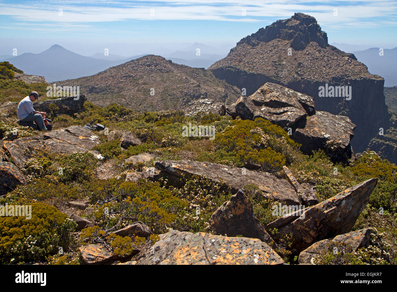 Wanderer nähert sich Mt Anne, der höchste Gipfel in Süd-west-Tasmanien Stockfoto