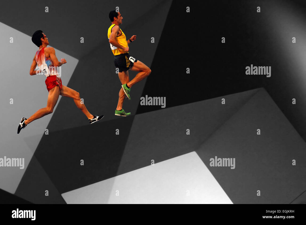 Collage aus bemalten Athleten laufen bergauf über ein Foto von architektonischen Strukturen. Konzept der Führung und des Fortschritts Stockfoto