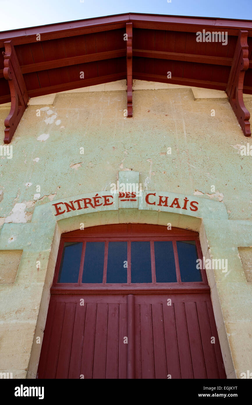 Tür und Fassade von einem alten Keller in einem Weingut in der Nähe von Bordeaux, Frankreich Stockfoto