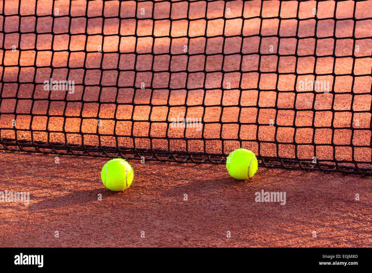 Tennisball auf einem Tennis-Sandplatz Stockfoto