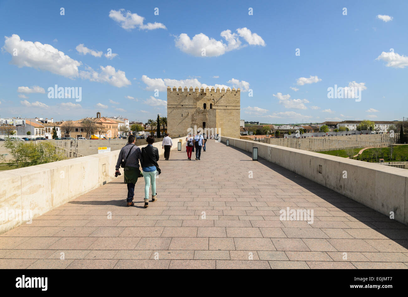 Die römische Brücke von Córdoba führt zum Calahorra Turm stammt aus dem 12. Jahrhundert Stockfoto