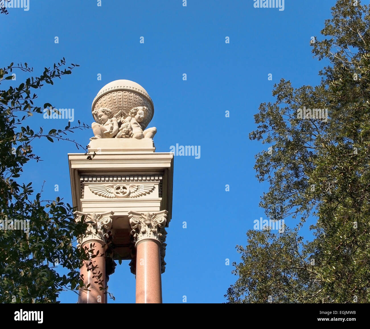 Detail der Engel, Globe und mehr an die Spitze des Denkmals William Washington Gordon Wright Square in Savannah, Georgia. Stockfoto