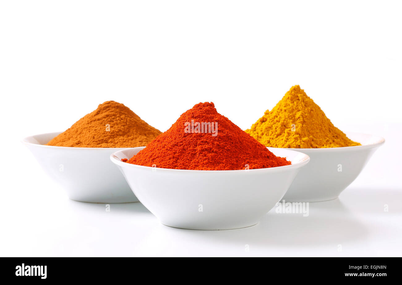 Schalen mit Curry-Pulver, Paprika und gemahlener Zimt Stockfoto