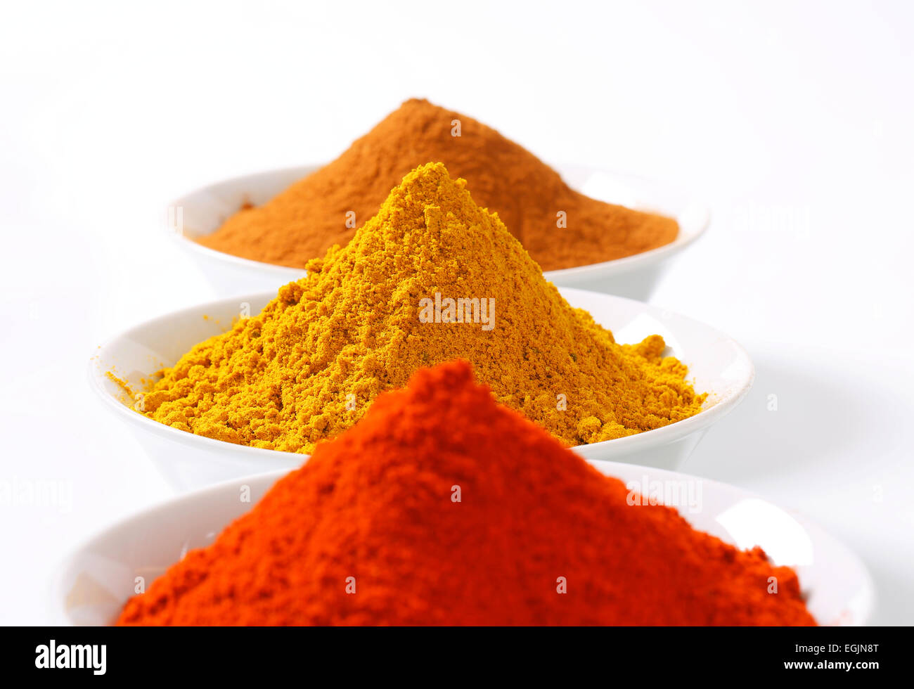 Schalen mit Curry-Pulver, Paprika und gemahlener Zimt Stockfoto