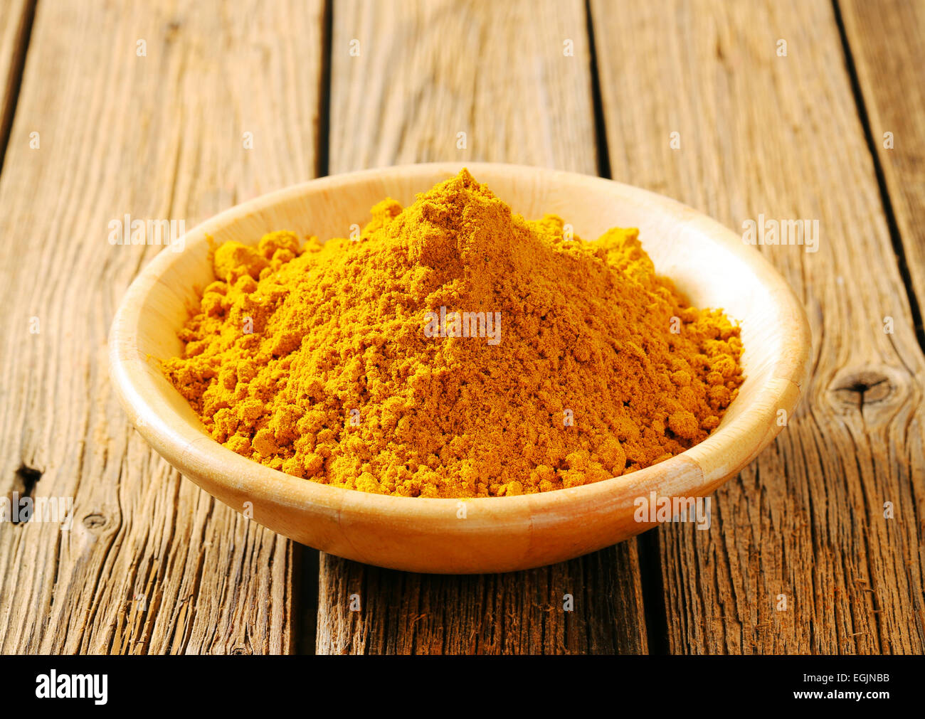 Haufen von Curry-Pulver in einer Schüssel Stockfoto