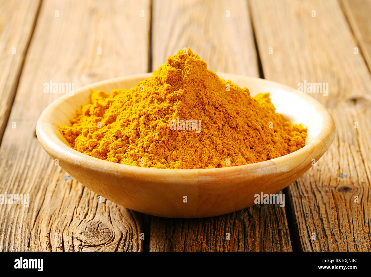 Haufen von Curry-Pulver in einer Schüssel Stockfoto