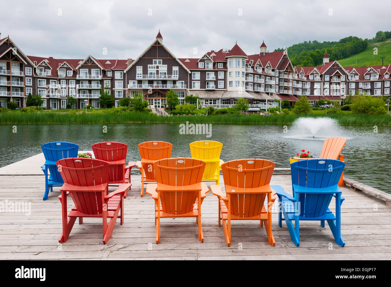 COLLINGWOOD, ON, Kanada - 18 Juni: Bunte Liegestühle am Mill Teich Dock im Sommer blau Bergdorf, 2014 Stockfoto