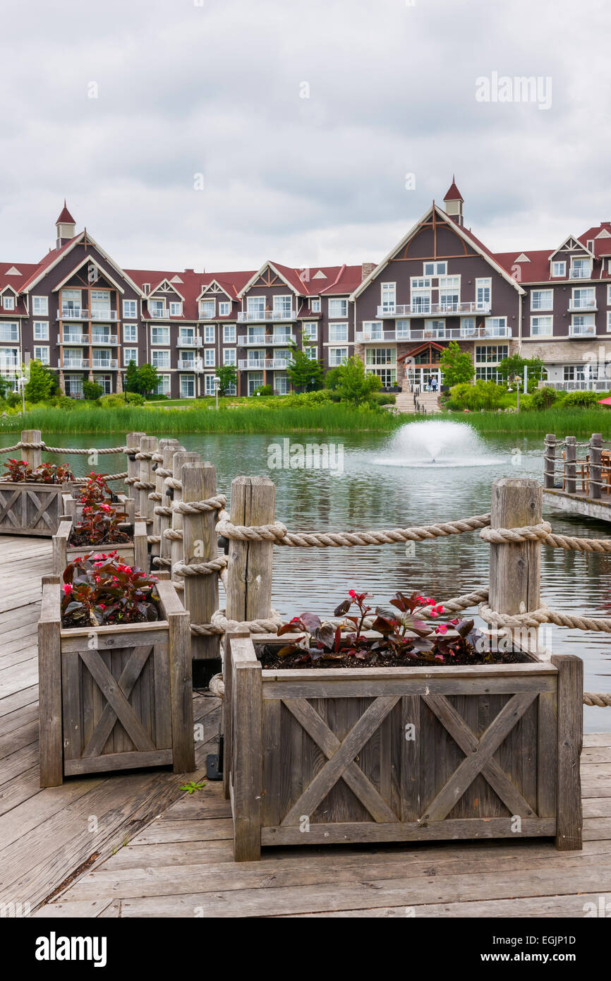 COLLINGWOOD, ON, Kanada - 18 Juni: Ansicht der Mühlenteich mit Brunnen im Sommer am Blue Mountain Village, 2014 Stockfoto