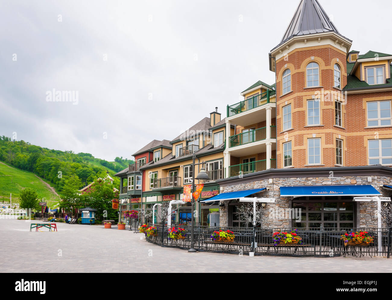 COLLINGWOOD, ON, Kanada - 18 Juni: Kupfer Blues Terrasse des Restaurants und Geschäfte in der Nähe von Sommer Ski-Hügel im Blue Mountain Village, 2014 Stockfoto