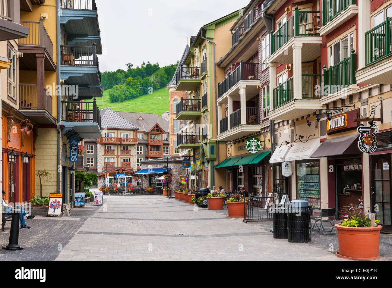 COLLINGWOOD, ON, Kanada - 18 Juni: Geschäfte und Restaurants in verkehrsberuhigten Straße im Blue Mountain Village im Sommer 2014 Stockfoto