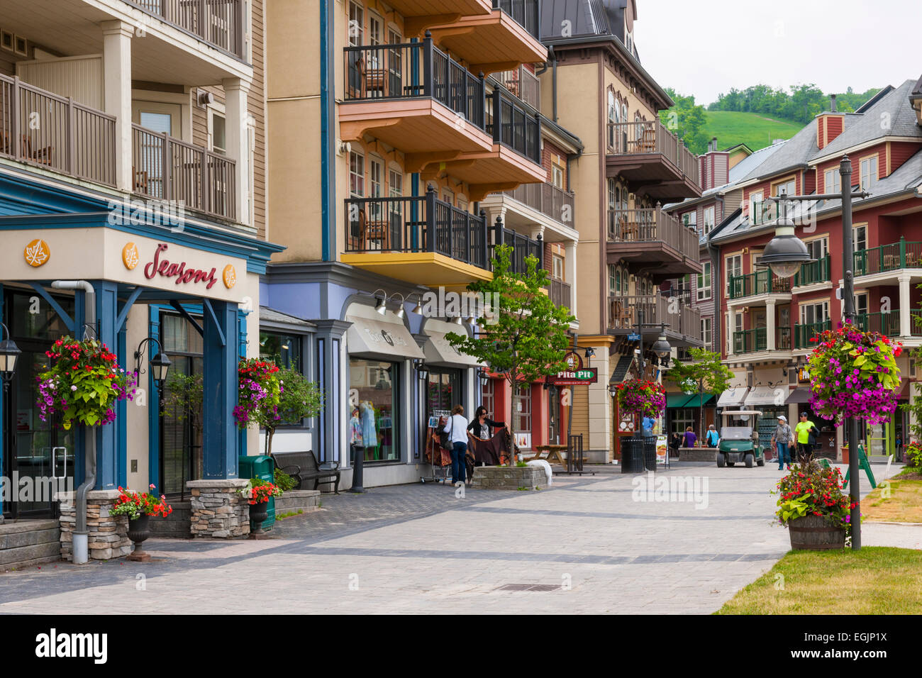 COLLINGWOOD, ON, Kanada - 18 Juni: Geschäfte und Restaurants in verkehrsberuhigten Straße im Blue Mountain Village im Sommer 2014 Stockfoto