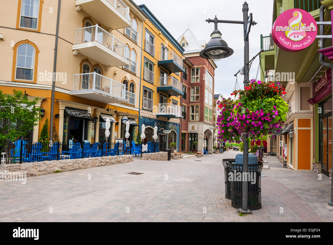COLLINGWOOD, ON, Kanada - 18 Juni: Geschäfte und Restaurants in verkehrsberuhigten Straße im Blue Mountain Village im Sommer 2014 Stockfoto