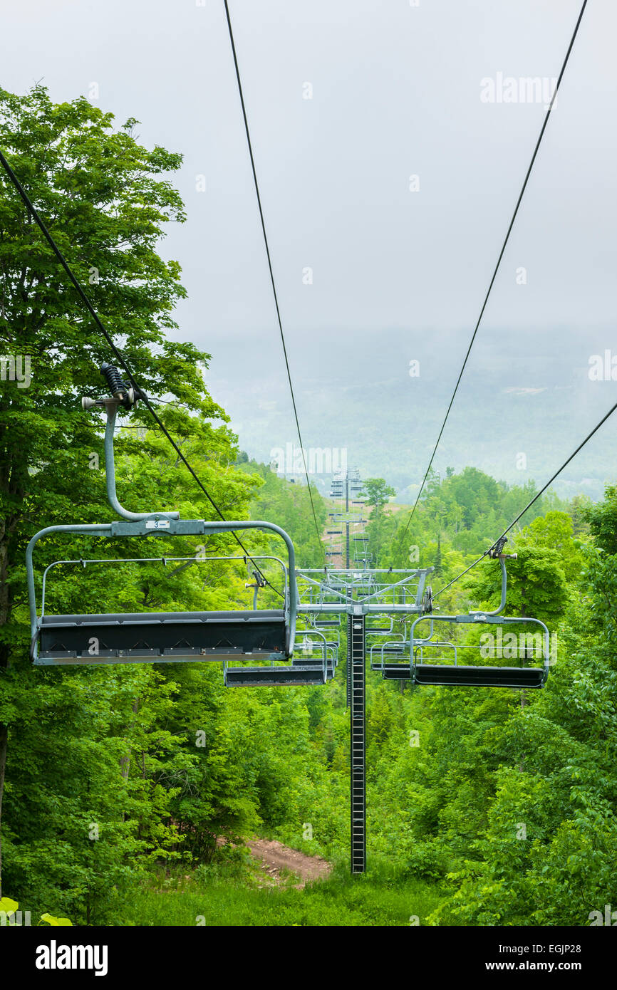 COLLINGWOOD, ON, Kanada - 18 Juni: Sesselbahn im Sommer bei Blue Mountain Ski Resort, 2014 geschlossen Stockfoto