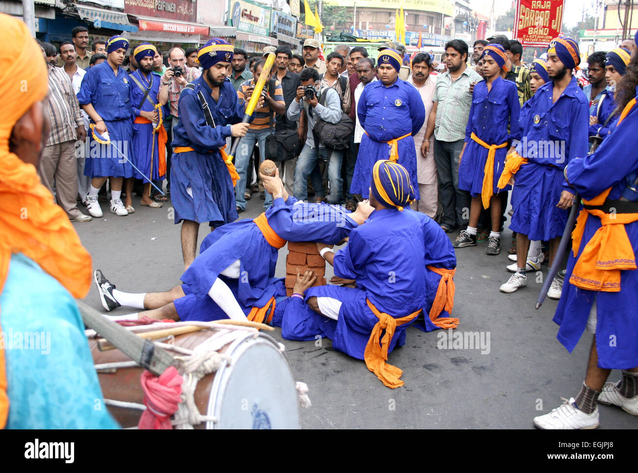 Sikh Yoth führen Gatka Kampfkunst Form Enroute von Nagar Keertan ein Festival am 25. November 2012 in Hyderabad, Indien. Stockfoto