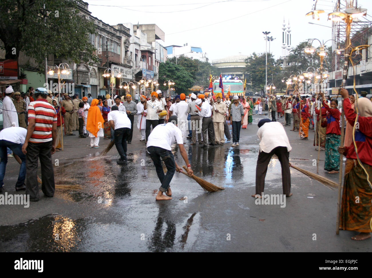 Sewadars klar die Straße vor der Prozession auf dem Weg von Nagar Keertan ein Sikh Festival am 25. November 2012 in Hyderabad, Indien. Stockfoto