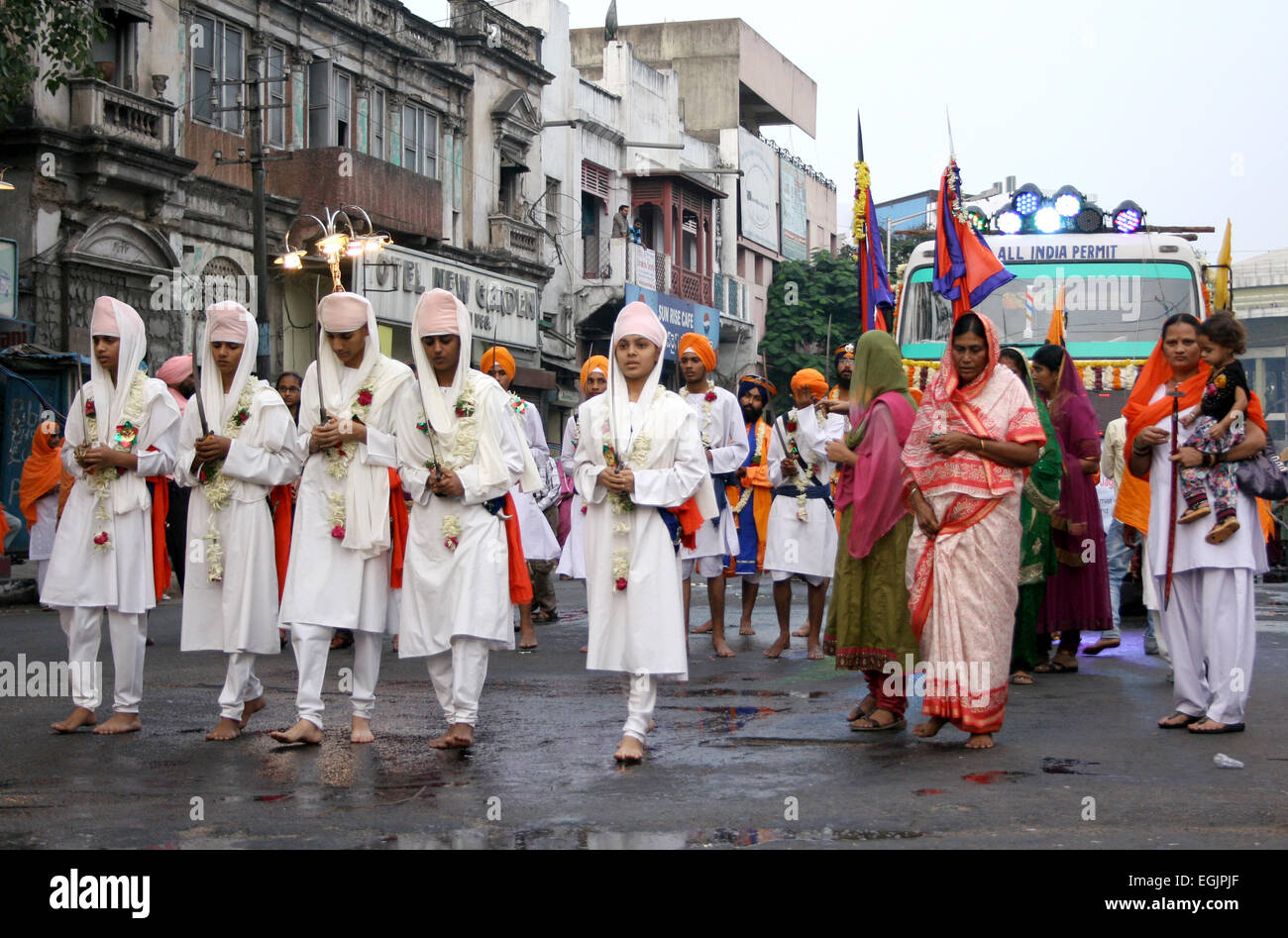 Religiöse Fahnenträger marschieren während Nagar Keertan ein Sikh Festival am 25. November 2012 in Hyderabad, Indien. Stockfoto