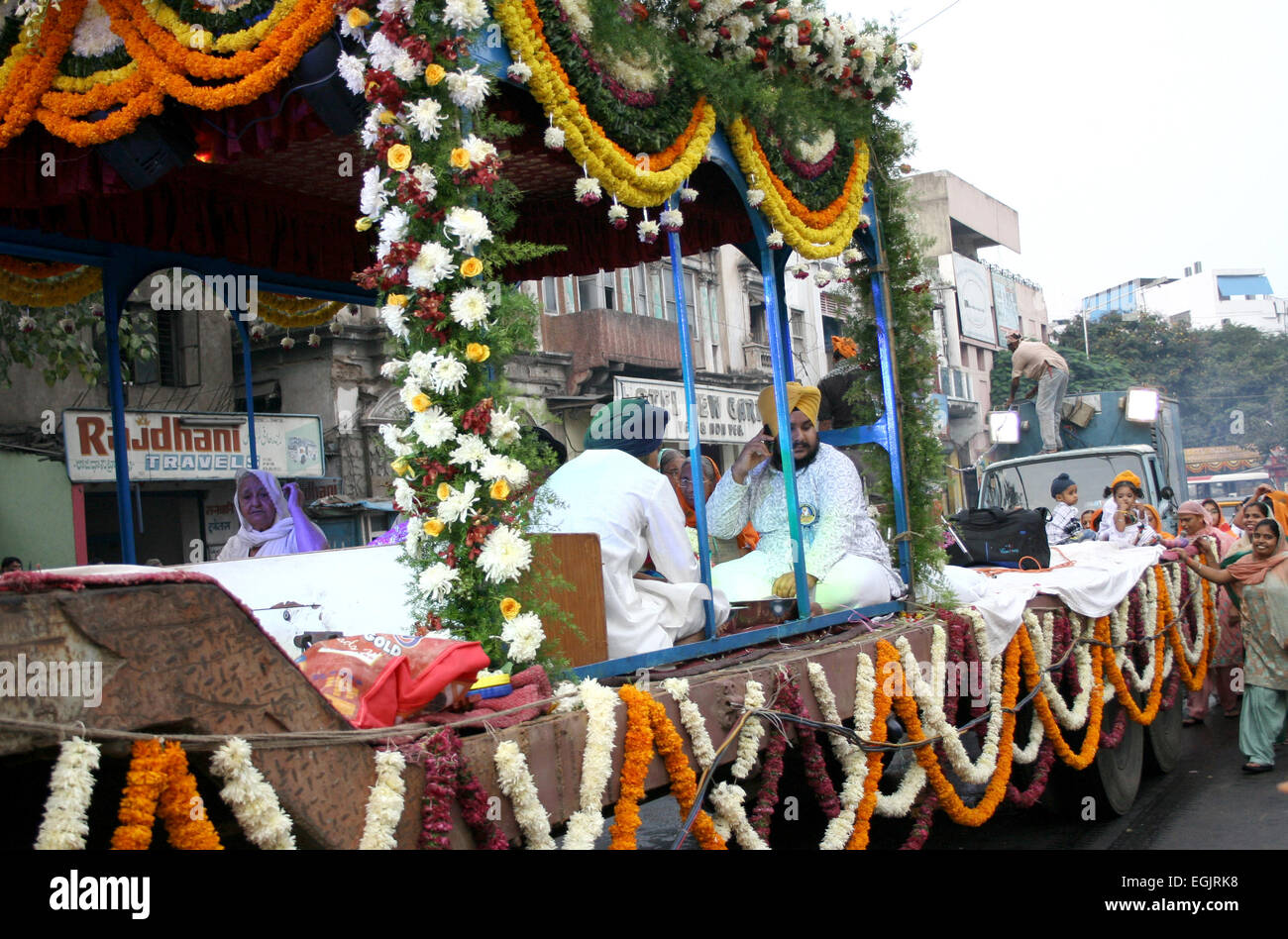 Heiligen Schrift Guru Granth Sahib wird an einem Fahrzeug während Nagar Keertan Festival am 25. November 2012 in Hyderabad, Indien durchgeführt. Stockfoto
