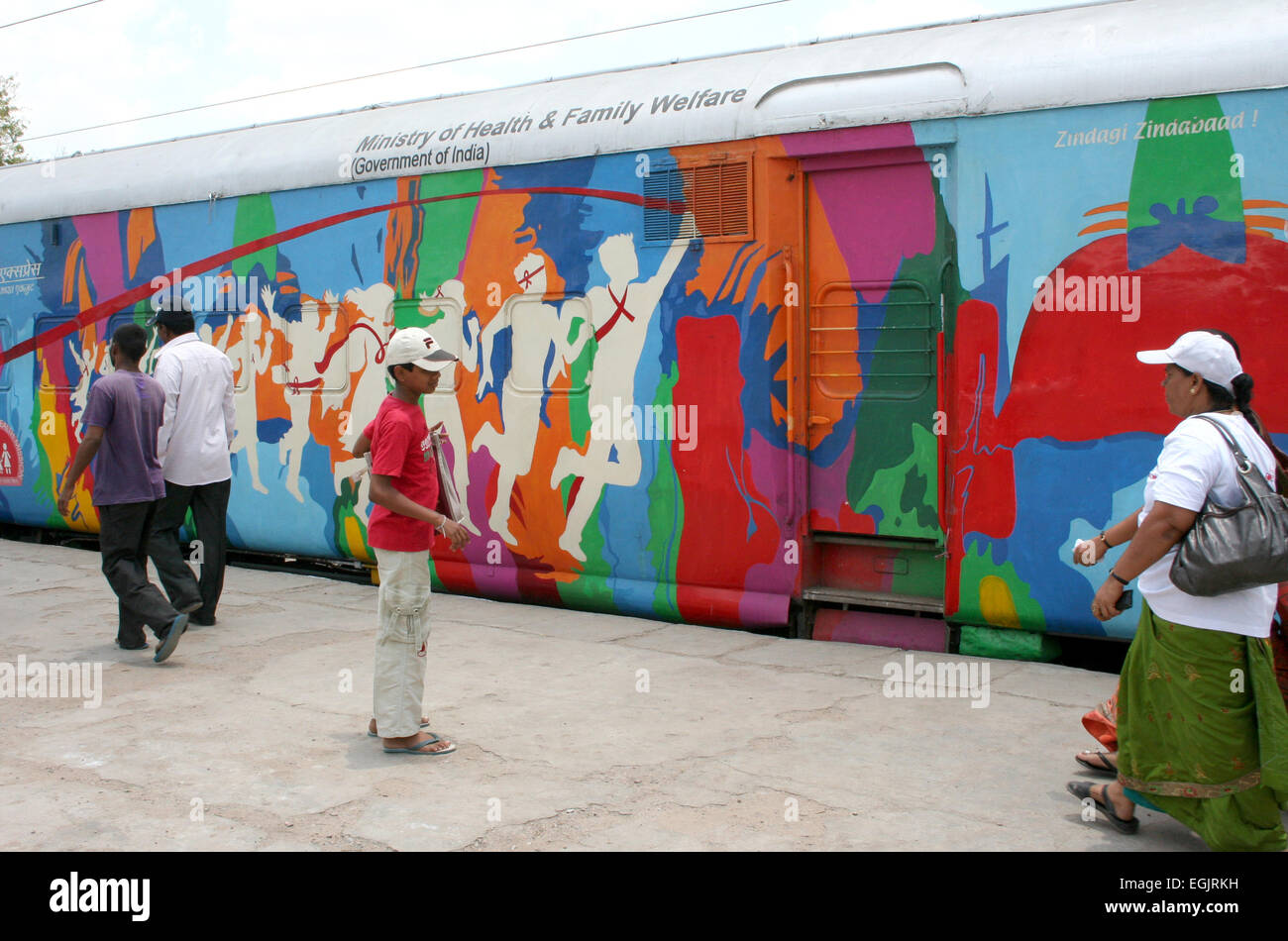 Red Ribbon Express besuchen Secunderabad Bahnhof für HIV/AIDS-Aufklärungskampagne. auf Juni 05,2012 in Secunderabad, Ap, Indien. Stockfoto