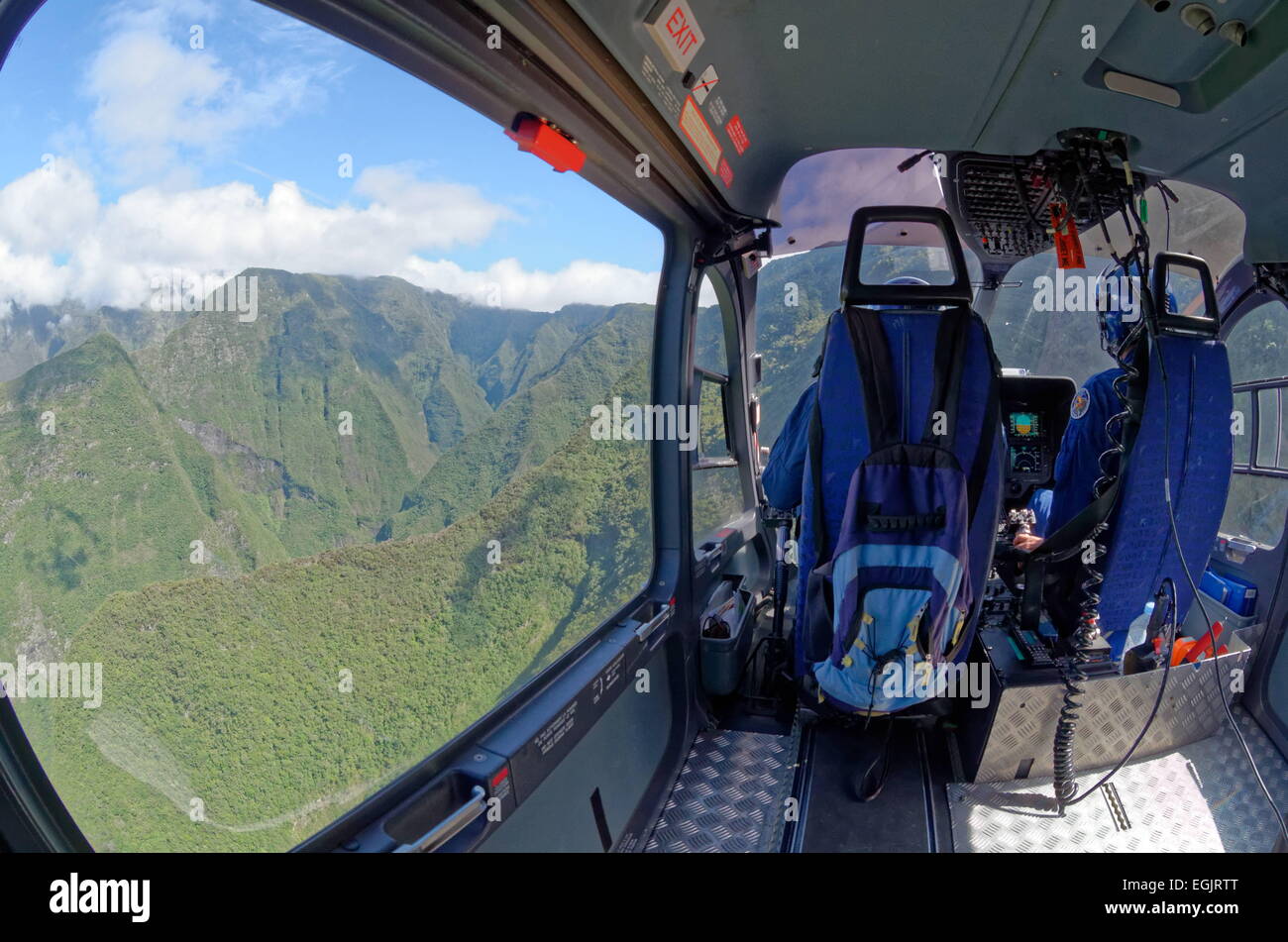 Le Tampon, Reunion Island, Frankreich. 10. Dezember 2013. Die EC145 der Gendarmerie Airborn Kader fliegen über den Bereich der Intervention auf dem Weg von Grand Bassin. Ein Wanderer verletzt seine Knöchel und Gendarmerie hohe Moutain Kader wurde gerade geflogen, um ihn zu retten. © Valerie Koch/ZUMA Wire/ZUMAPRESS.com/Alamy Live-Nachrichten Stockfoto