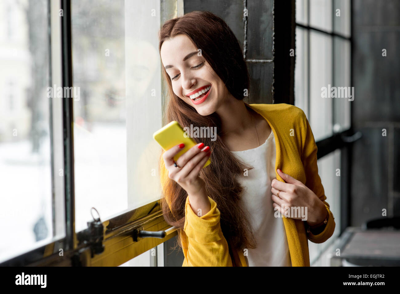 Frau mit Telefon Stockfoto