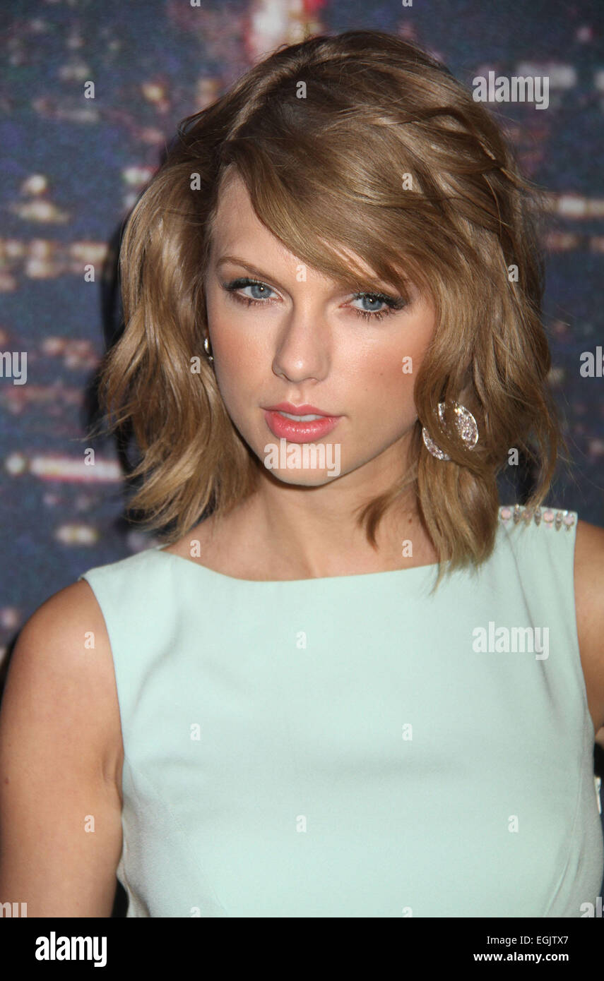 25. Februar 2015 - wurde Sängerin Taylor Swift Woman of the Year bei den diesjährigen Elle Style Awards ausgezeichnet. Im Bild - 15. Februar 2015 - New York, New York, USA - Taylor Swift in der Samstag Nacht Leben 40. Jubiläums-Special. Nancy Kaszerman/ZUMAPRESS.com/Alamy © Live-Nachrichten Stockfoto