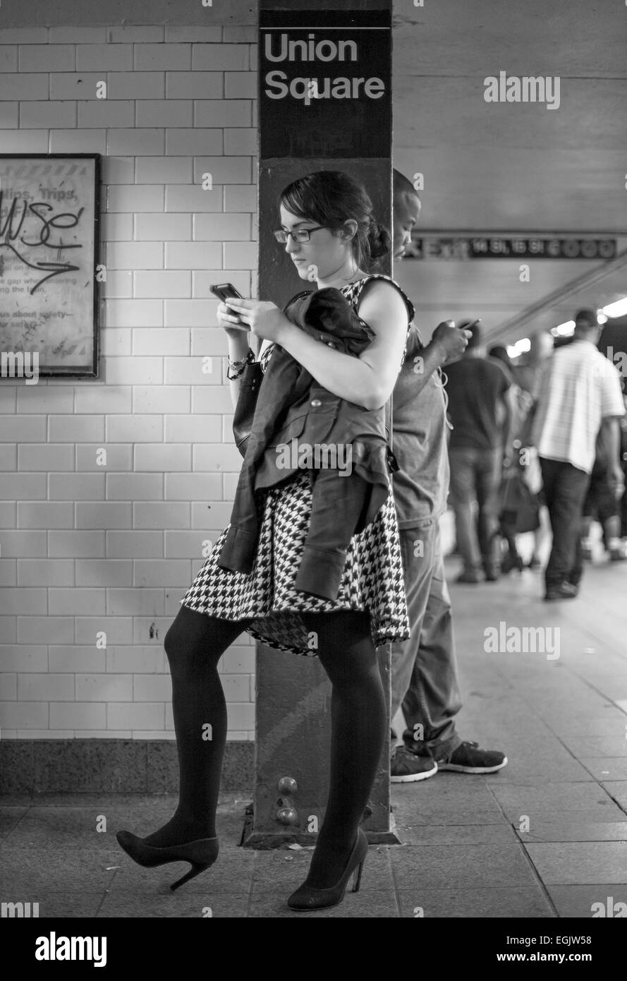 Leute schauen auf ihre Telefone in der U-Bahn in New York City. Stockfoto