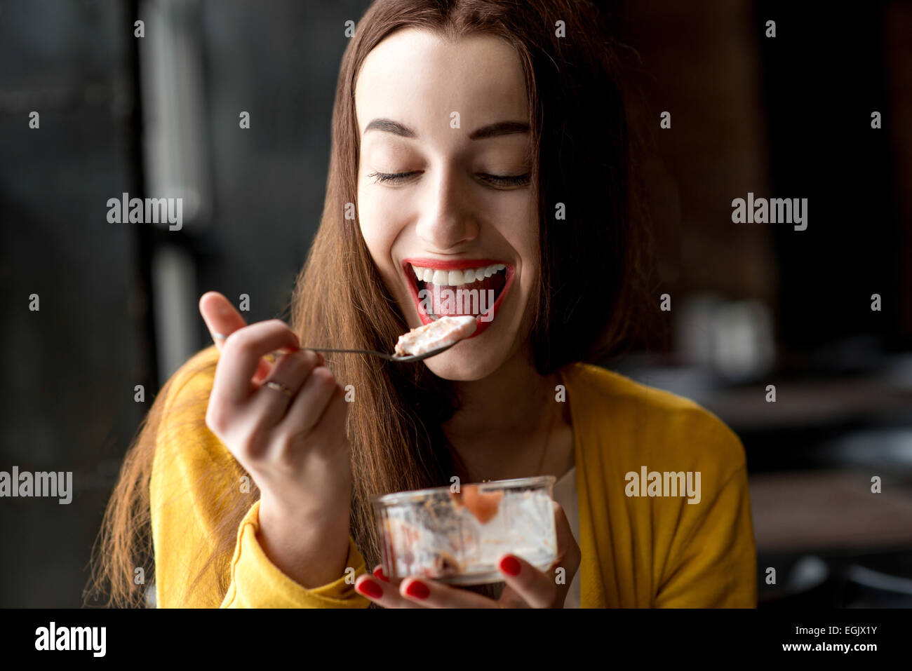 Frau, Essen ein Eis im café Stockfoto