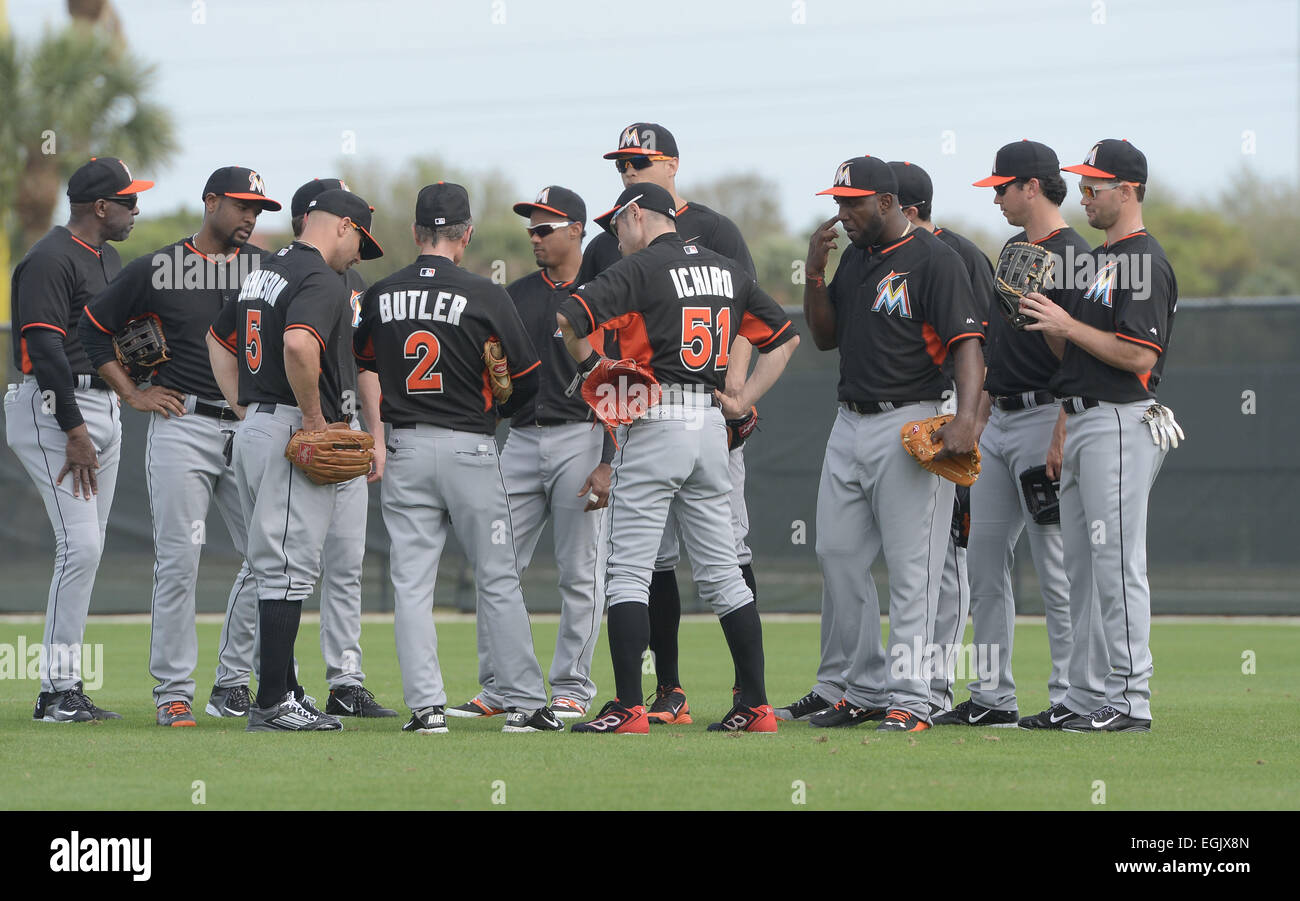 Jupiter, Florida, USA. 24. Februar 2014. Reed Johnson, Brett Butler, Ichiro Suzuki, Marcell Ozuna (Marlins) MLB: Ichiro Suzuki von Miami Marlins hört dritten Base Coach Brett Butler während der Miami Marlins Frühling Trainingslager in Jupiter, Florida, Vereinigte Staaten von Amerika. © AFLO/Alamy Live-Nachrichten Stockfoto