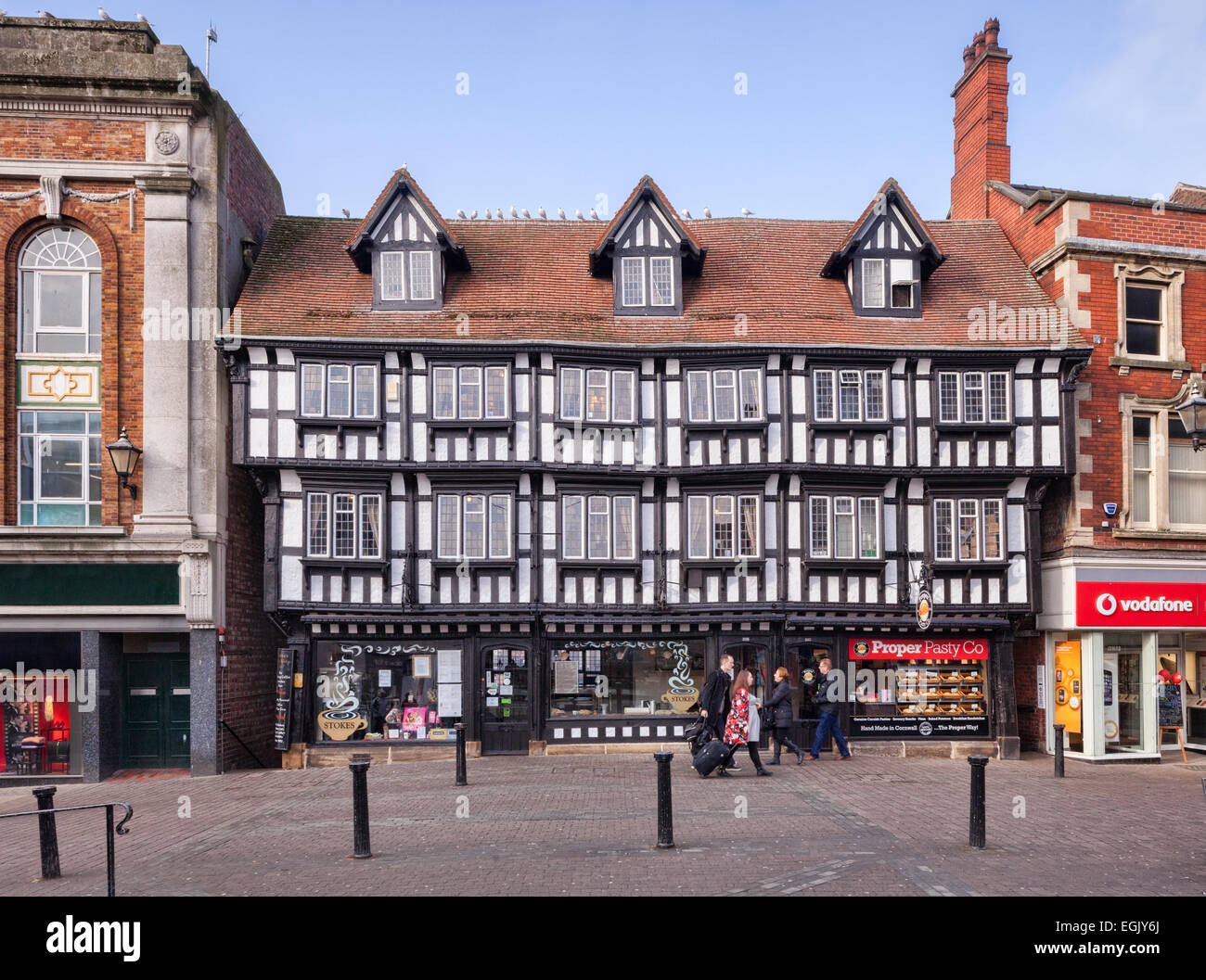 Ein mittelalterliches Gebäude mit Geschäften in Lincoln High Street entfernt. Stockfoto
