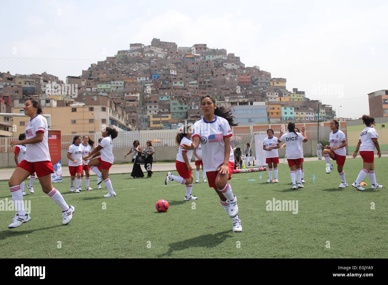 Lima, Peru. 25. Februar 2015. Spieler von der USA-Peru-Frauen-Fußball-Schule teilnehmen in einer Trainingseinheit im Stadion von Pedro A. Labathe Schule in La Victoria Viertel Limas Abteilung, Peru, am 25. Februar 2015. Die Bürgervereinigung Sport für die Integration und sozialen Wandel (DICS, für seine Abkürzung in Spanisch), technische Bewertung der Fonds der Vereinten Nationen (UNICEF) und die finanzielle Unterstützung der US-Botschaft ins Leben gerufen die USA-Peru Frauen-Fußball-Schule mit insgesamt 25 Jugendlichen, laut der lokalen Presse. © Luis Camacho/Xinhua/Alamy Live-Nachrichten Stockfoto