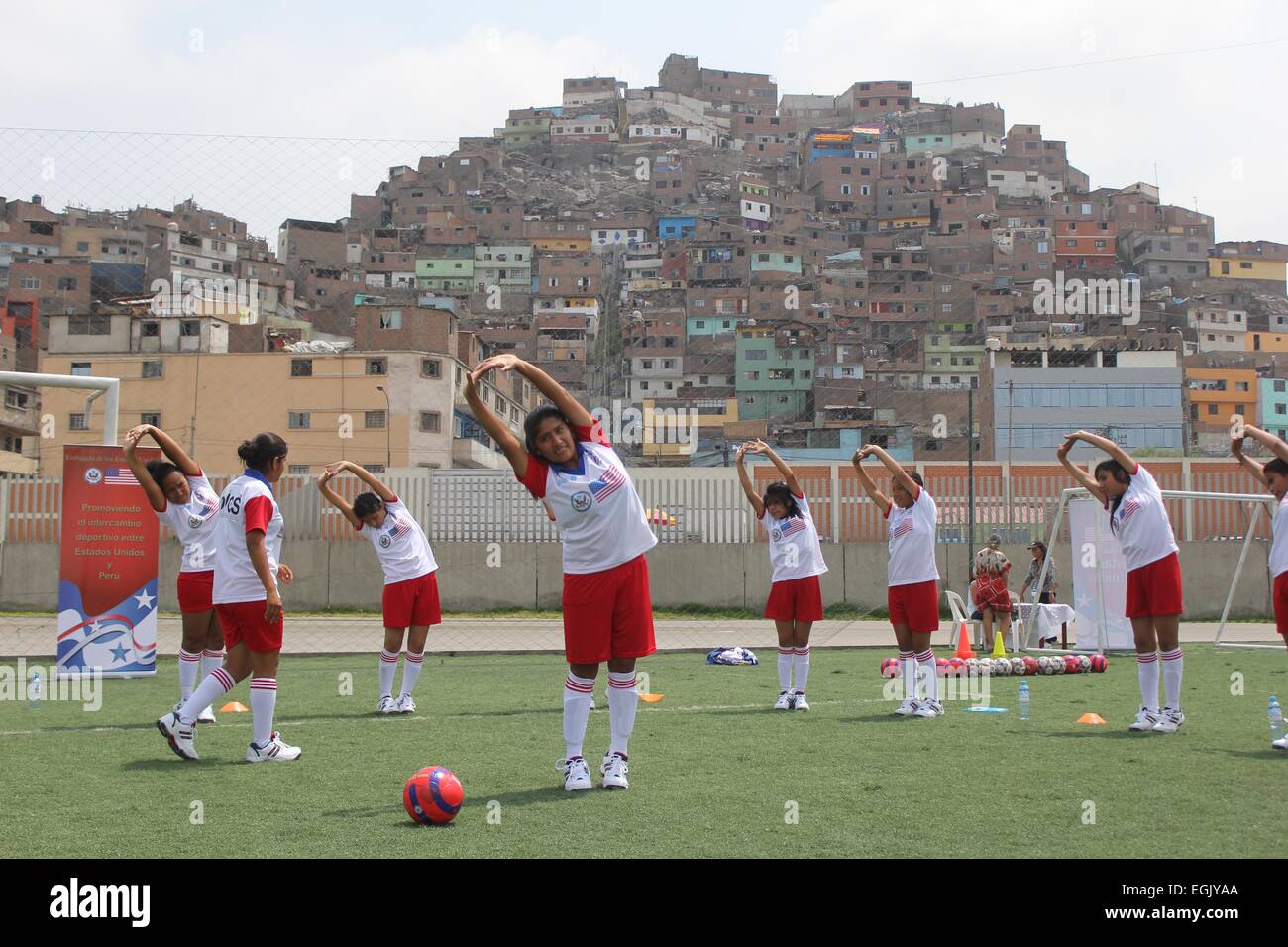 Lima, Peru. 25. Februar 2015. Spieler von der USA-Peru-Frauen-Fußball-Schule teilnehmen in einer Trainingseinheit im Stadion von Pedro A. Labathe Schule in La Victoria Viertel Limas Abteilung, Peru, am 25. Februar 2015. Die Bürgervereinigung Sport für die Integration und sozialen Wandel (DICS, für seine Abkürzung in Spanisch), technische Bewertung der Fonds der Vereinten Nationen (UNICEF) und die finanzielle Unterstützung der US-Botschaft ins Leben gerufen die USA-Peru Frauen-Fußball-Schule mit insgesamt 25 Jugendlichen, laut der lokalen Presse. © Luis Camacho/Xinhua/Alamy Live-Nachrichten Stockfoto