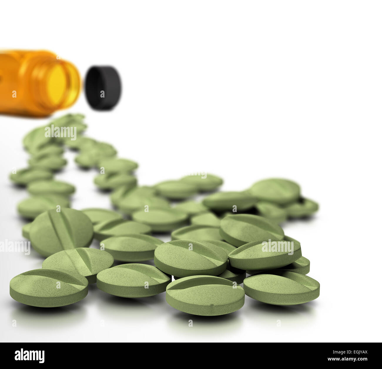 Viele Tabletten von Nahrungsergänzungsmitteln mit Flasche im Hintergrund über weiße, Symbol der Vitamin-Kur. Stockfoto