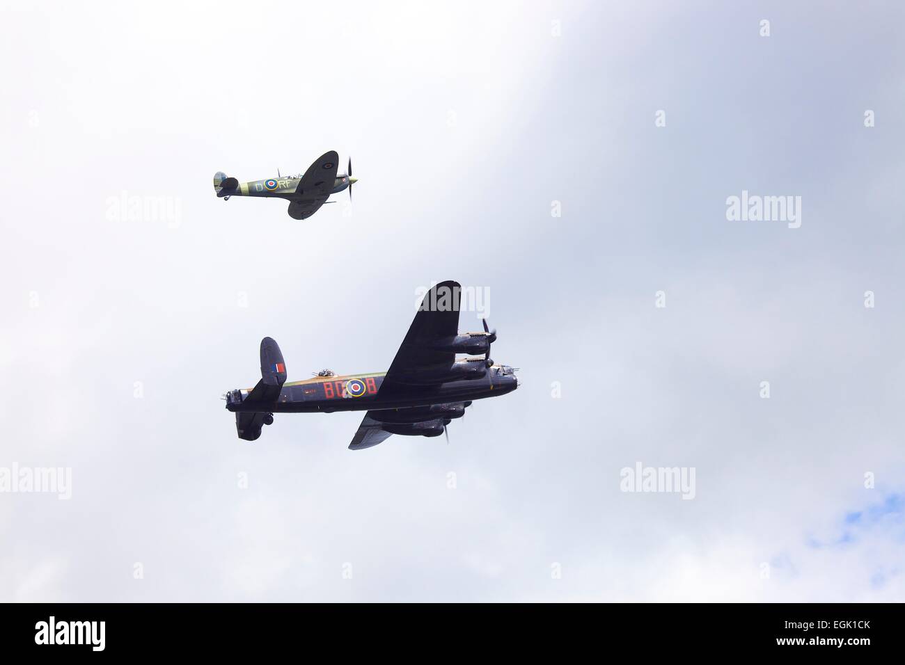 Battle of Britain Memorial Flight. Spitfire Mk VB. Avro Lancaster B1 Bomber. Stockfoto
