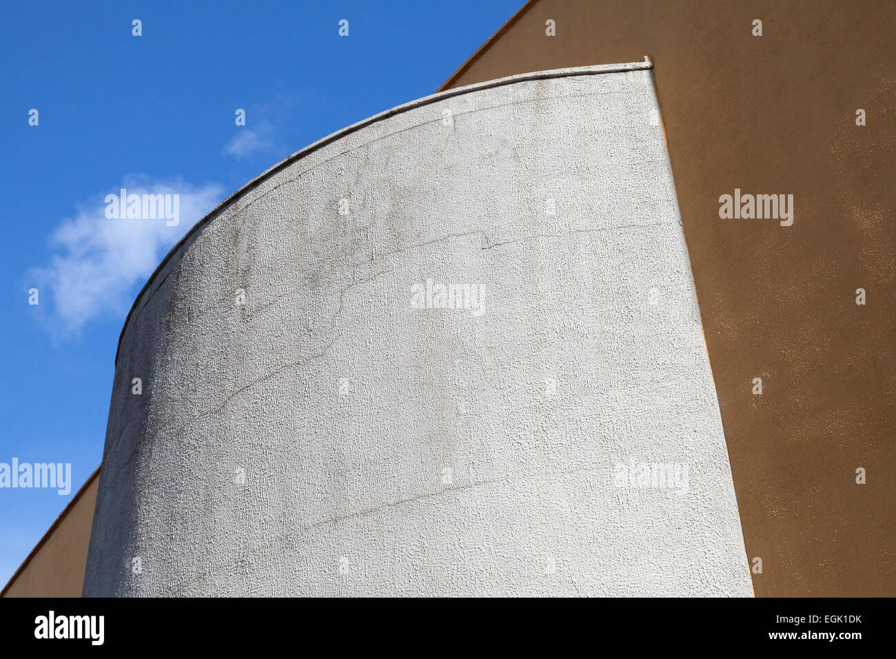 Abstrakte Industriearchitektur Fragment mit grauen und gelben Wänden und blauen Himmel Stockfoto