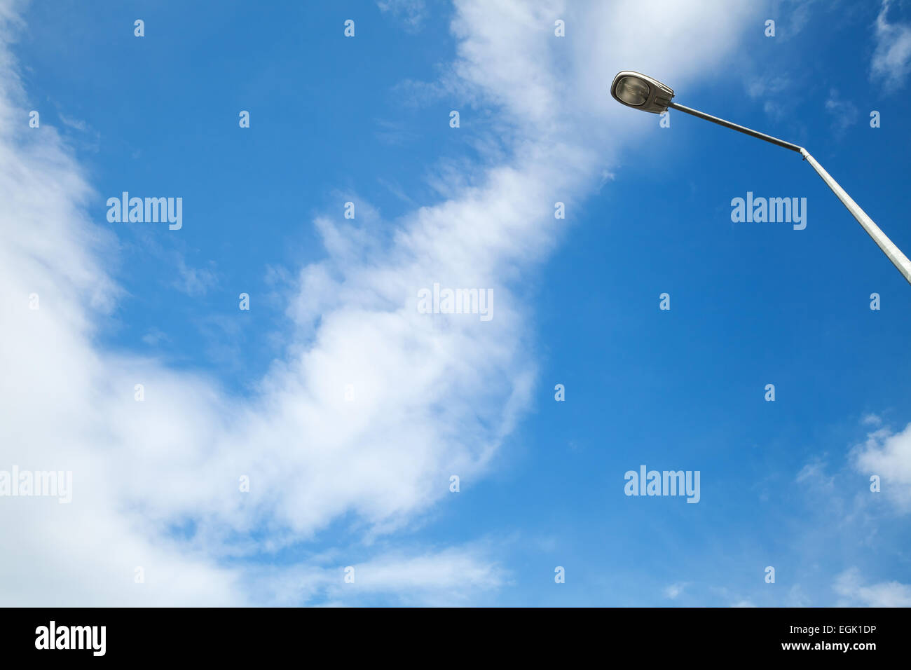 Blauen Wolkenhimmel und moderne Straßenlaterne Stockfoto